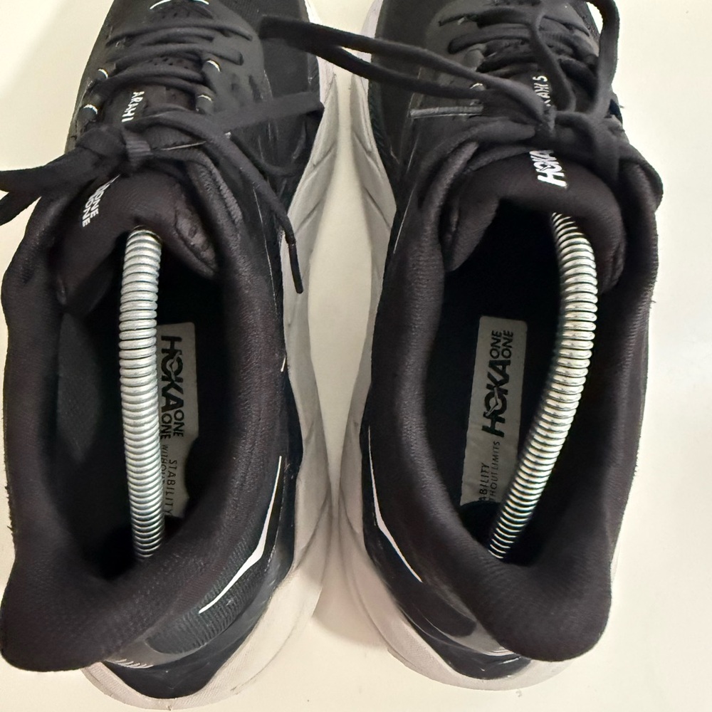 Hoka Arahi 5 Men's Black & White Lightweight Running Sneakers - Picture 7 of 10